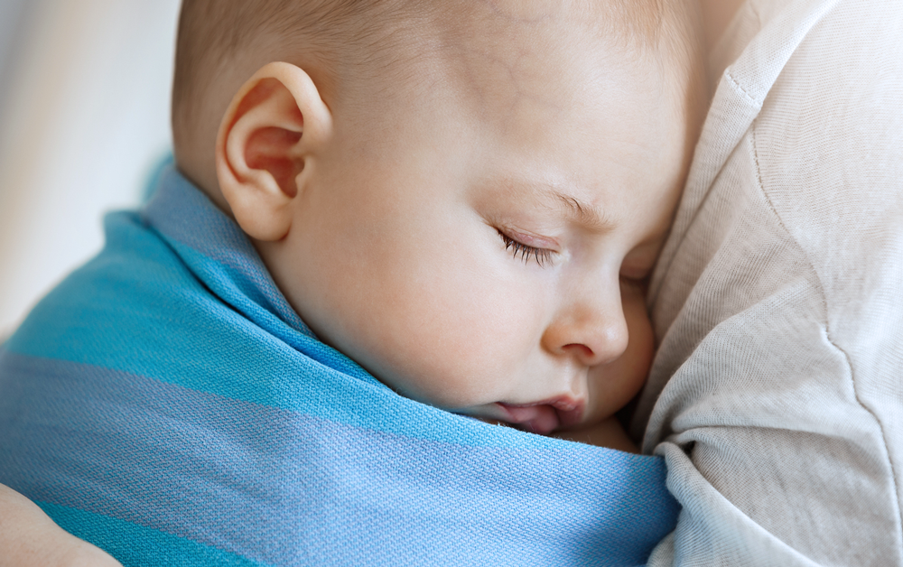Bruits blancs et emmaillotage pour endormir bébé : la combinaison gagnante