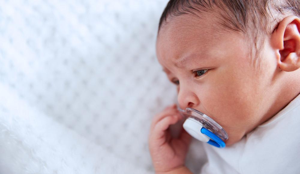 Tétine de bébé : choix de la meilleure forme, quand l'introduire, quand  l'arrêter ? – Manipani