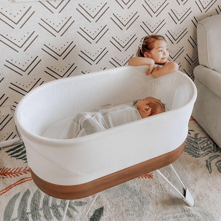 SNOO Smart Sleeper-Bassinet in einem Zimmer