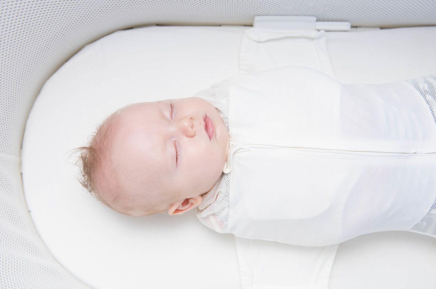 En bebis ligger i SNOO