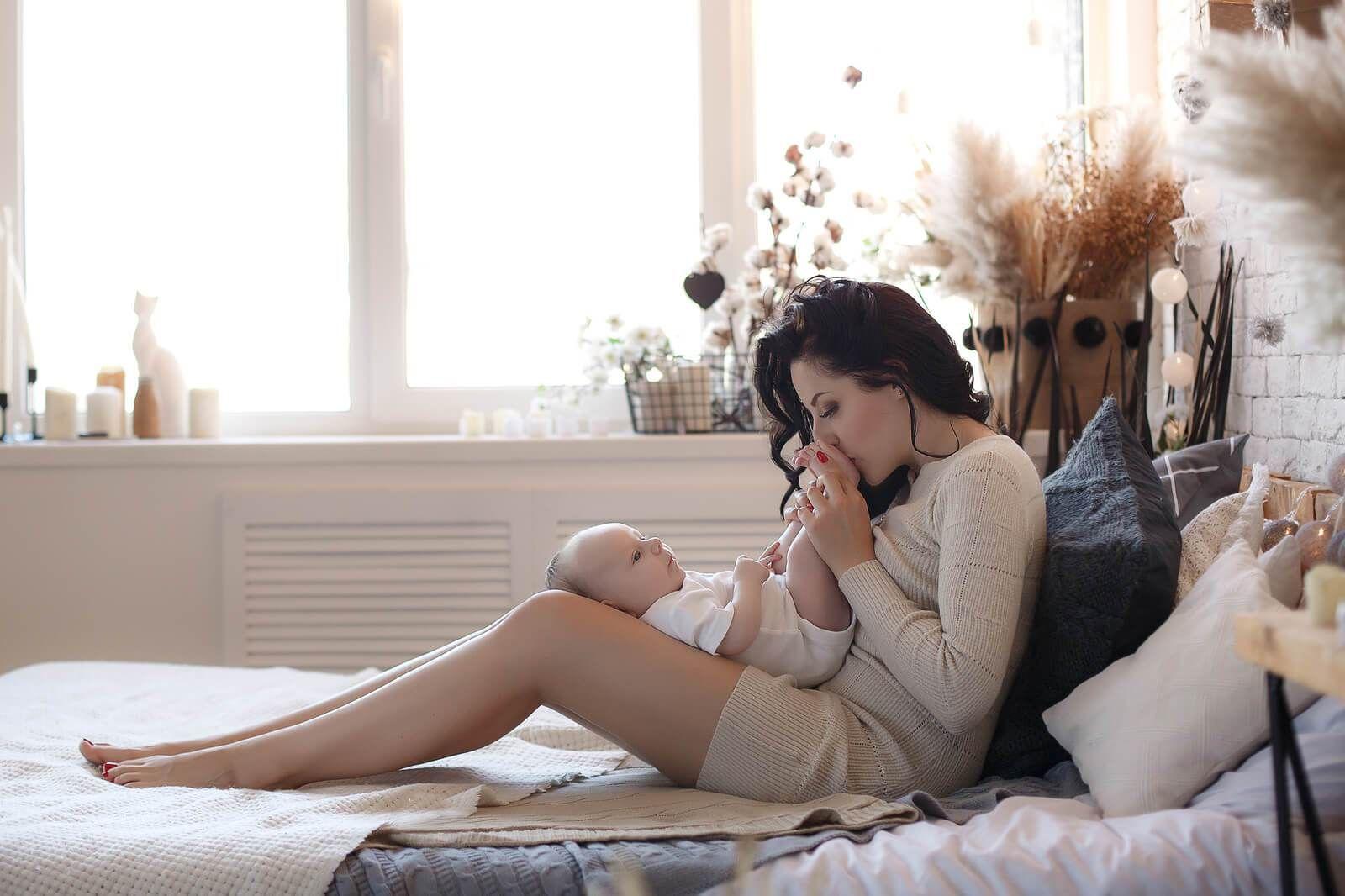 Mum kissing her baby’s feet
