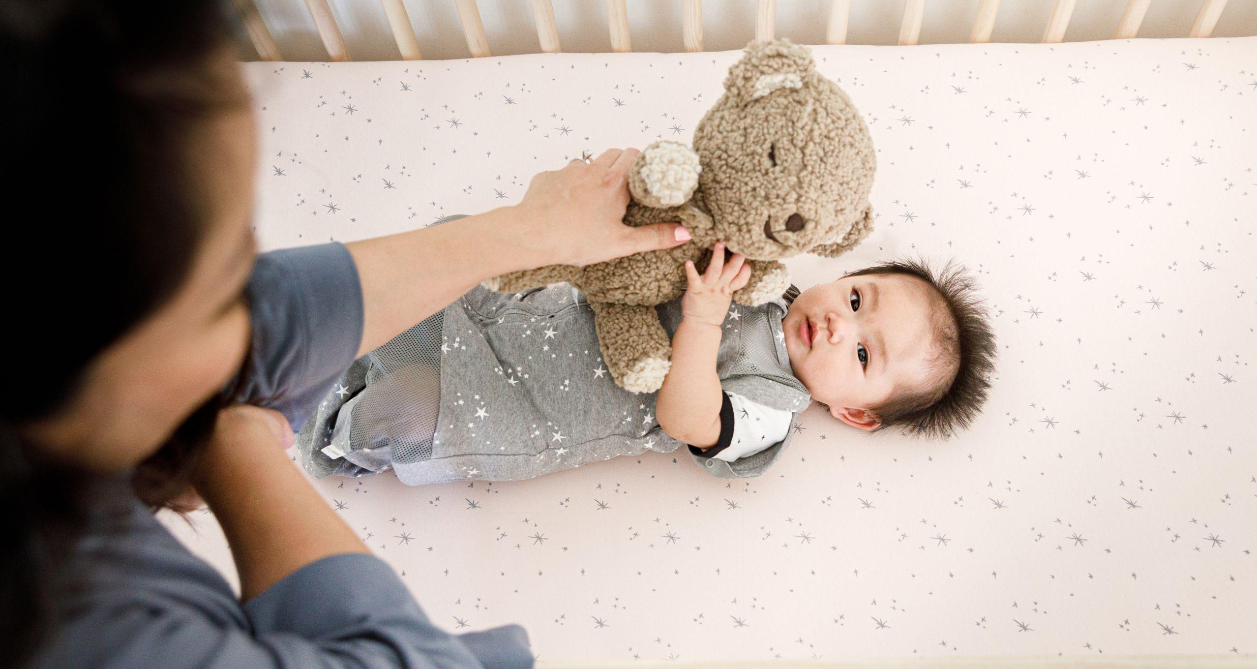 Kind spielt mit SNOObear