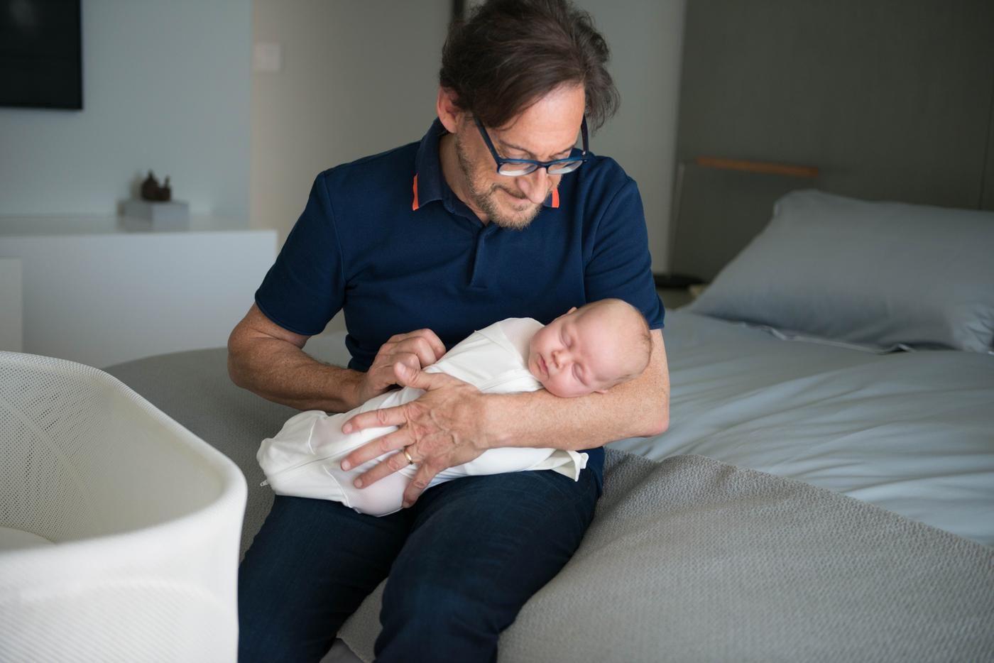 Dr. Harvey Karp uses the 5 S's to soothe a fussy baby