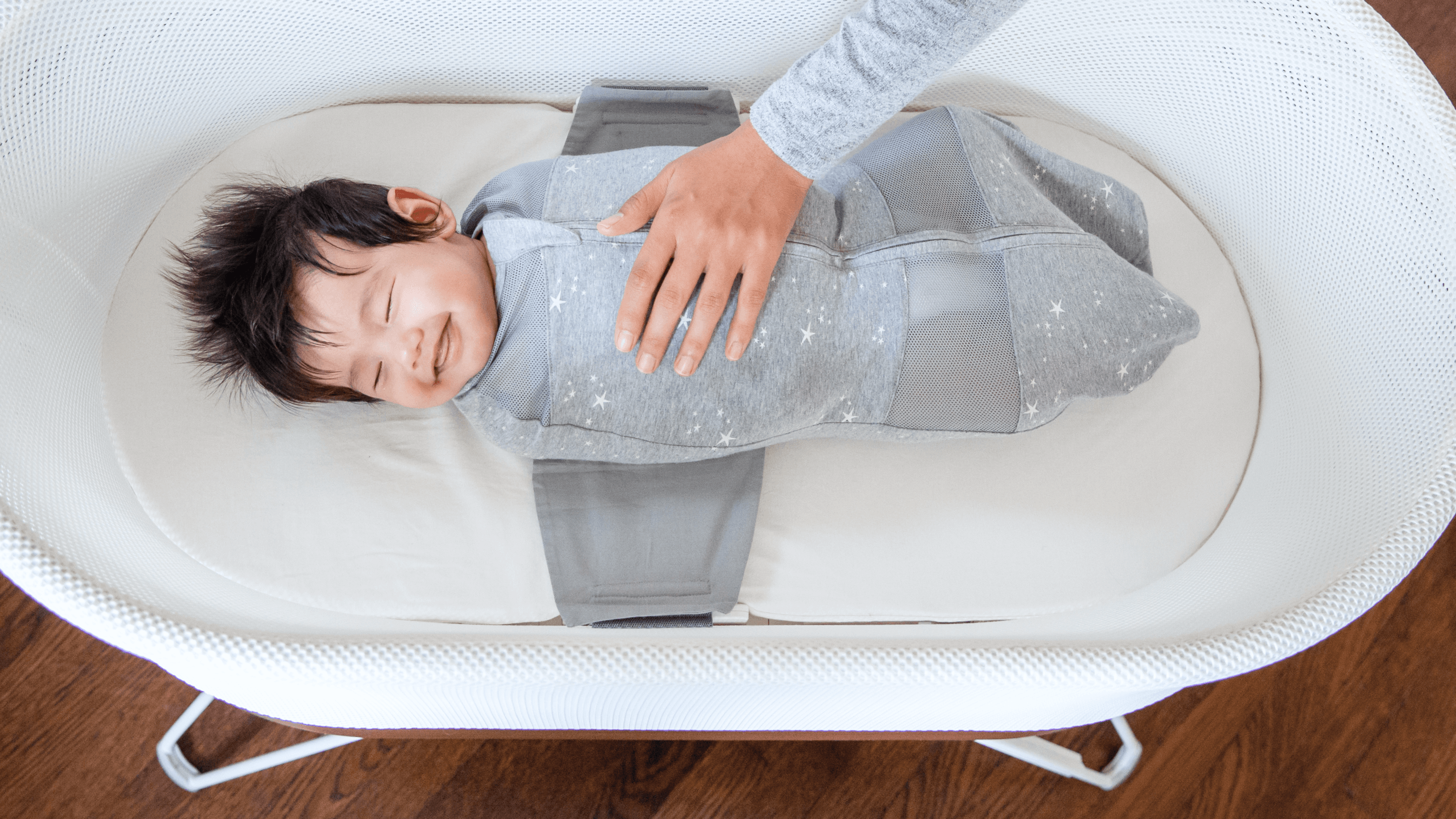 Bambino che sorride nella culla SNOO