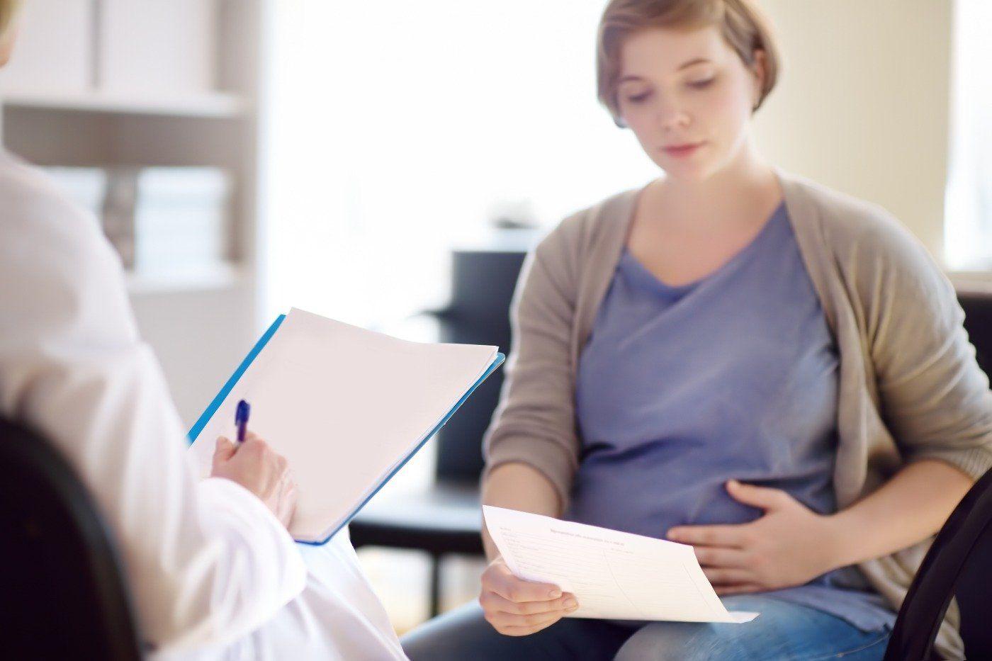 pregnant-mom-making-birth-plan-with-her-doctor