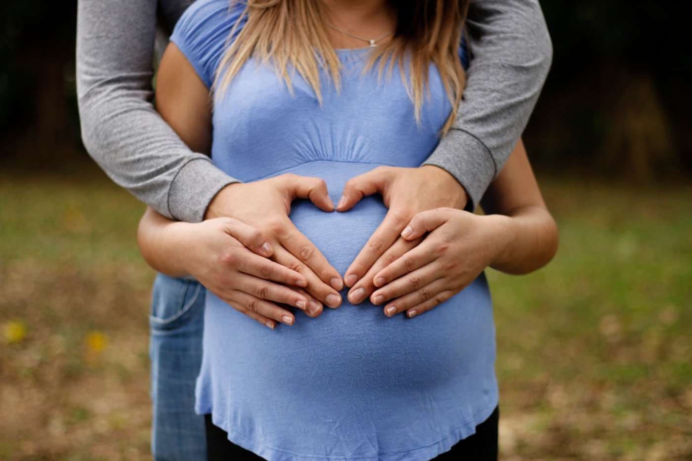 pregnant-couple-heart-shaped-hands