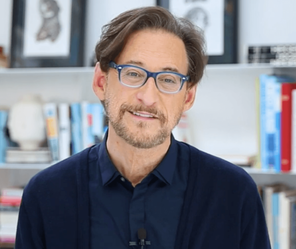 Dr. Harvey Karp Kinderarzt, Experte für weißes Rauschen und Designer des SNOObären