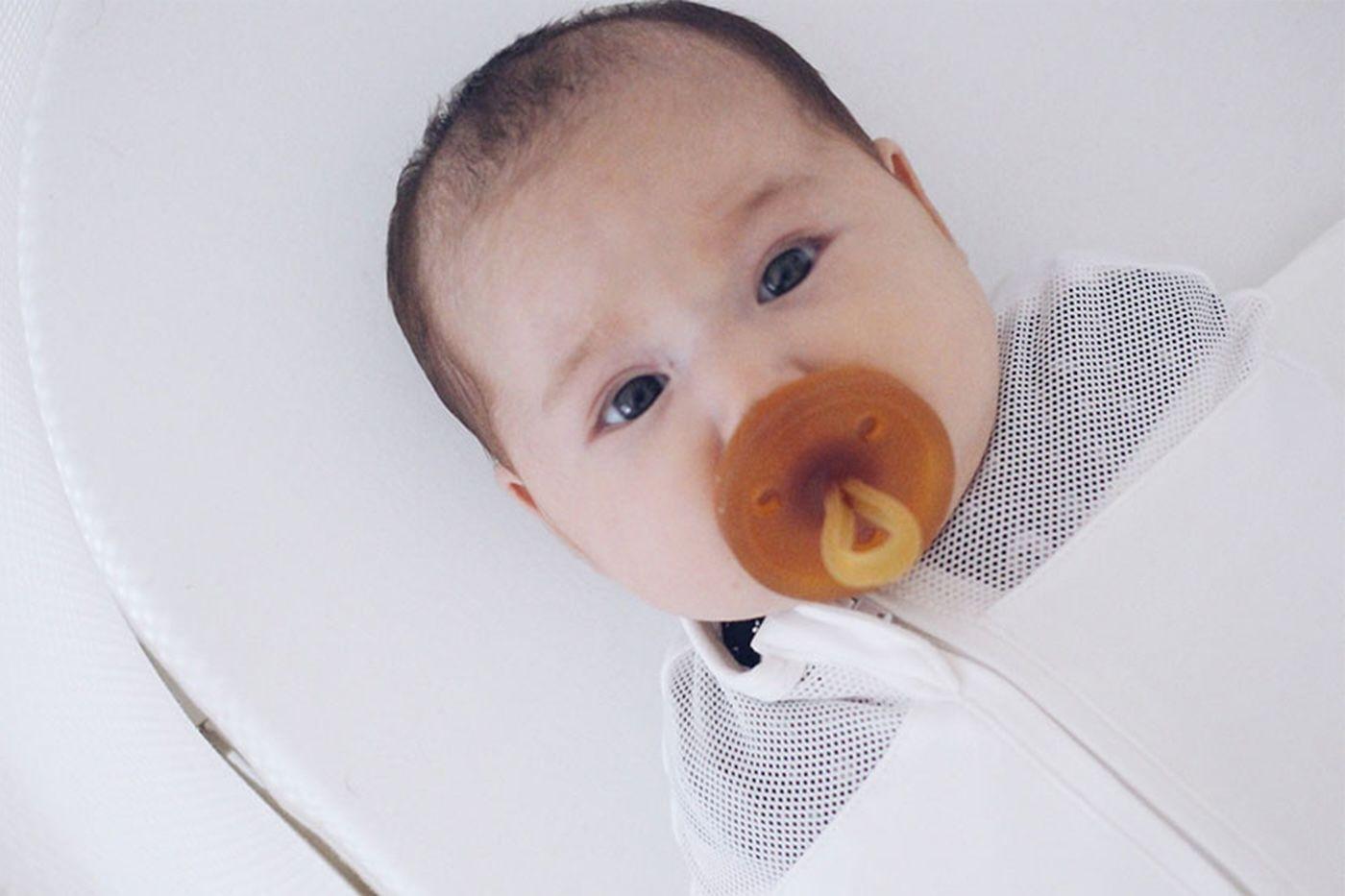 Ein Baby lutscht an einem Schnuller