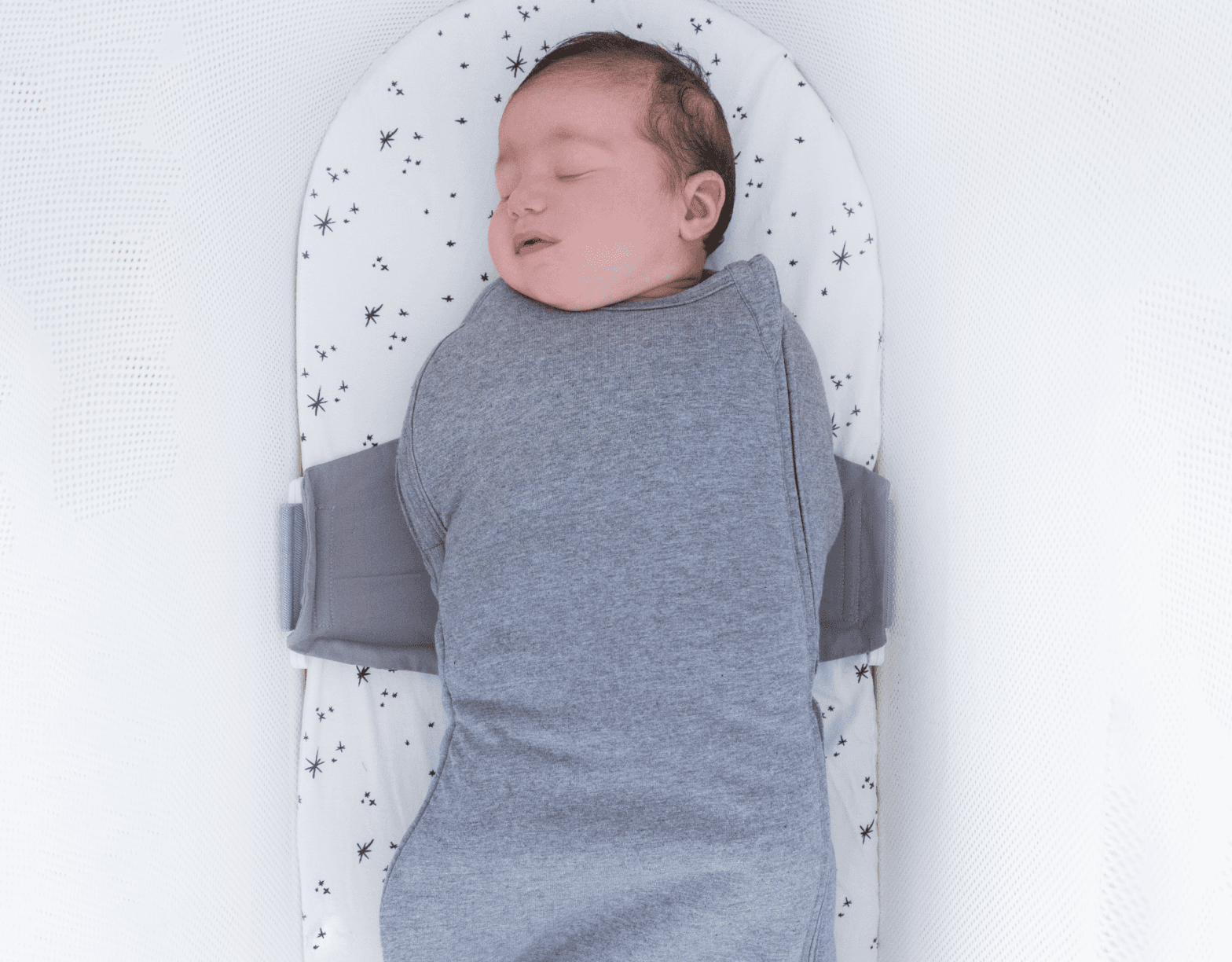 Bild av en bebis som sover i en sovpåse