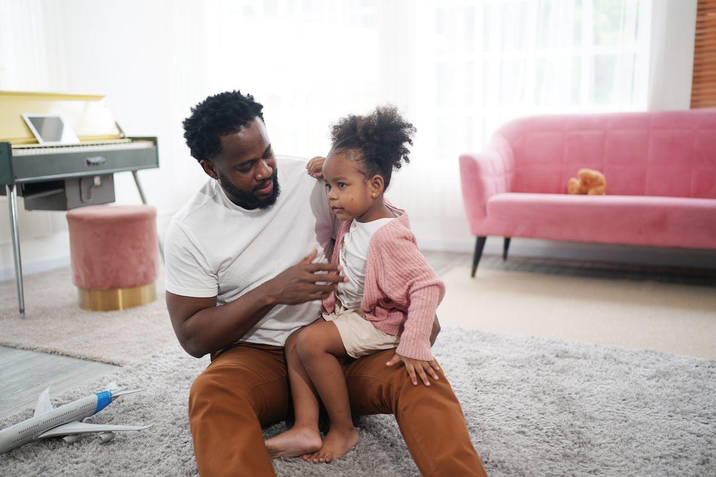 Ein Kleinkind spielt