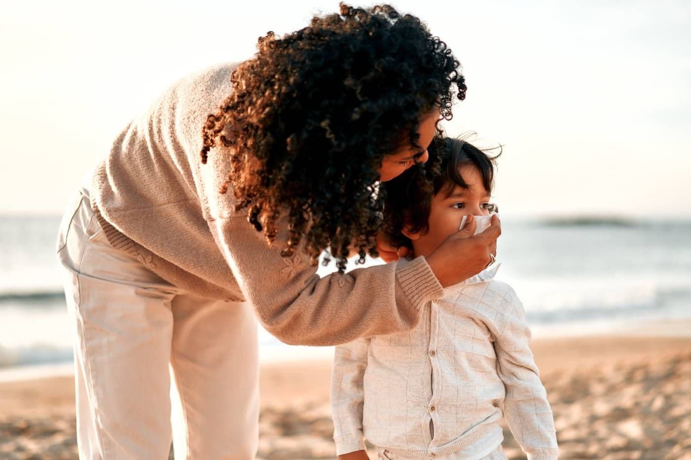 Mucus colour meaning: Mom helping toddler blow nose