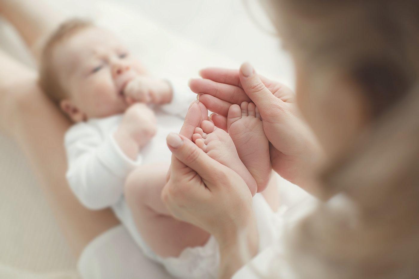 En mamma leker med sin bebis