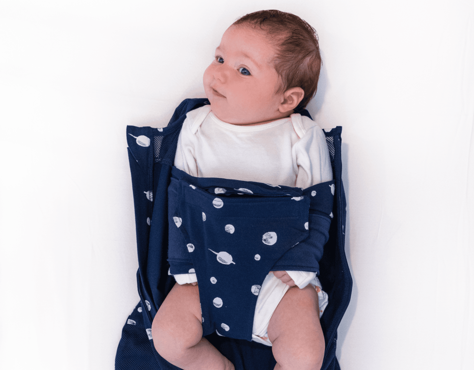 Baby mit eng anliegenden Innenbändern