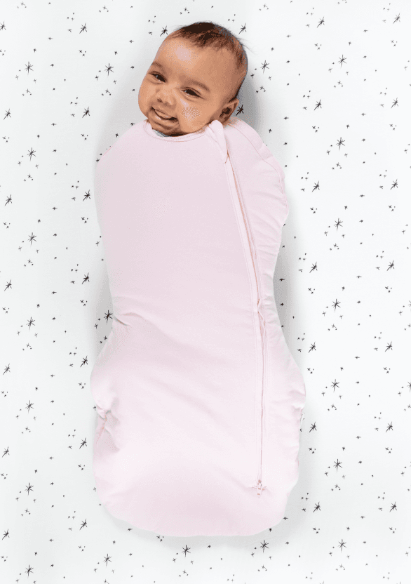 Bebis i uppzippad sovpåse