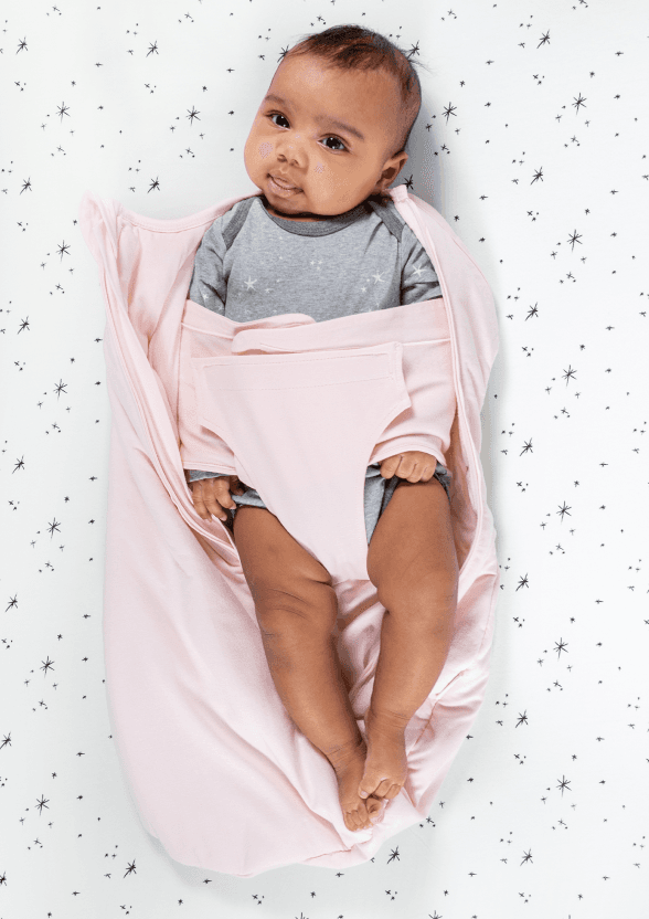 Band drogs över Babys armar och bröst, säkert fastsatta. Benklaffen fördes upp mellan Babys ben och fästes vid armbandet