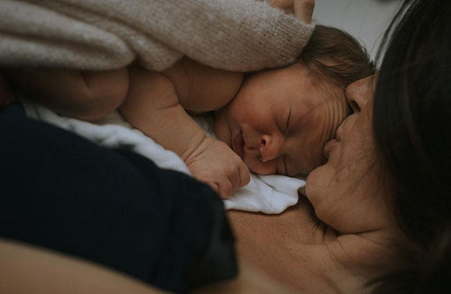 Ihr Baby wacht nachts oft auf: So gehen Sie damit um