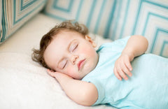 Så här hjälper du ditt barn att övergå från 2 till 1 sovstund