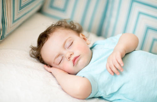 Så här hjälper du ditt barn att övergå från 2 till 1 sovstund