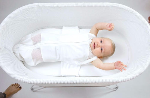 Så vänjer du av din bebis från SNOO och flyttar över henne till en spjälsäng – i 3 enkla steg